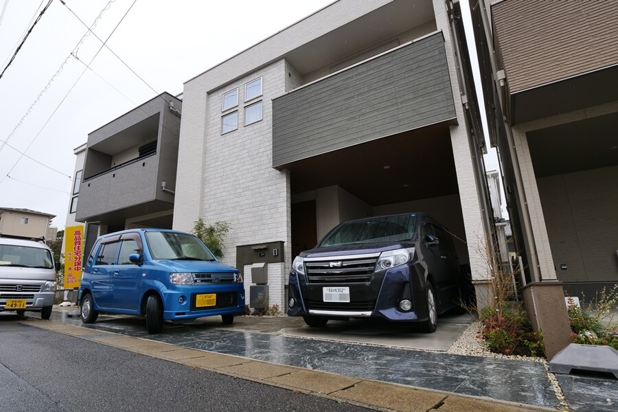 台形の敷地にカーポート