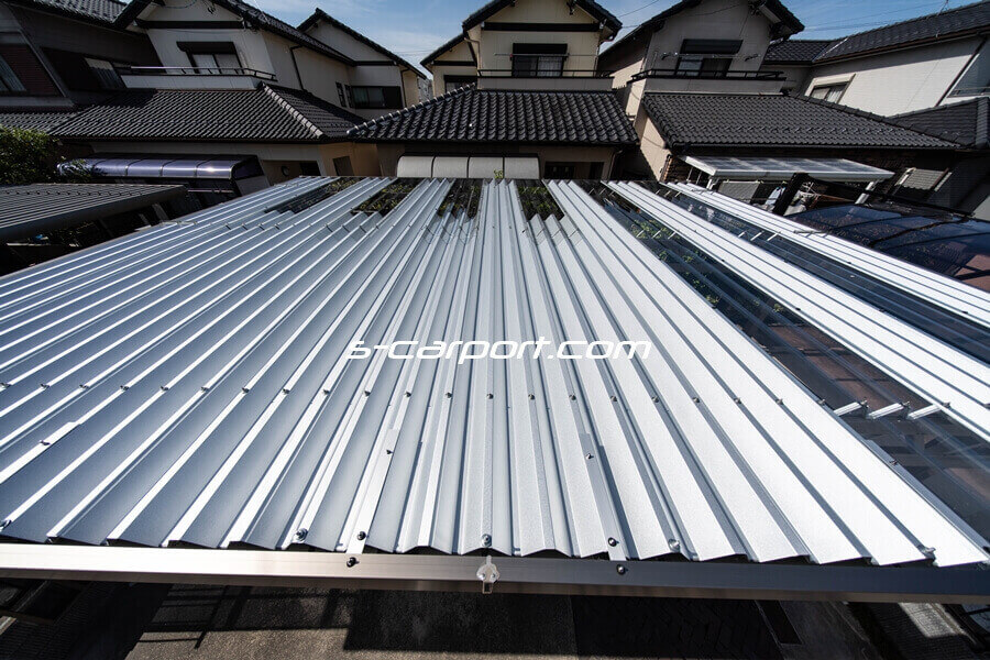 折半カーポートの透明ポリカ折板屋根